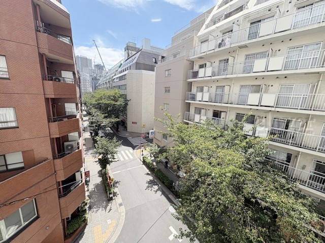 【展望】 | ヒルトップ五反田ハイツ | 眼前に広がる空の雄大さと、このお部屋の自慢の一つである「眺望」をご覧ください。毎日、この景色を独り占めできる新生活に夢が広がります。～即日のご見学可能～　お問合せはお気軽にどうぞ。
