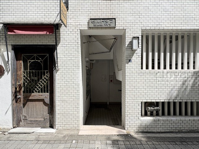 【エントランス】 | ヒルトップ五反田ハイツ | お客様を、そして住人を出迎えてくれるマンションのエントランス。ゴミが落ちていないことからも、管理状態の良さや住民の節度の高さが見て取れます。～即日のご見学可能～　お問合せはお気軽にどうぞ。
