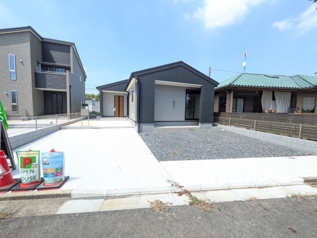 小美玉市希望ケ丘1期　新築戸建　3号棟の外観|現地完成済で建物も駐車場やお庭も全てご覧いただけます。
ご自身の目で街並みや敷地の広さ、陽当たりをご確認ください。