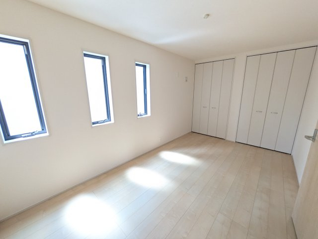 小美玉市希望ケ丘1期　新築戸建　3号棟の洋室|たっぷりの陽光と心地よい風が入る２面採光。
毎朝、爽やかな目覚めをサポートする、快適なベッドルームです。