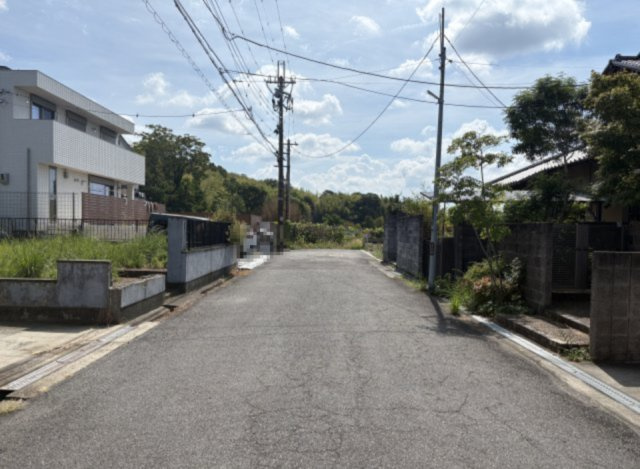 和泉市山荘町1丁目土地の前面道路含む現地写真
