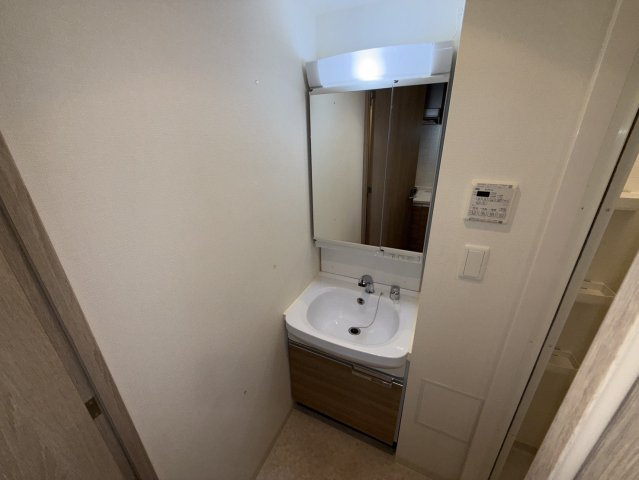 プレサンスジェネ新神戸ステーションフロントの洗面所|同物件別部屋写真