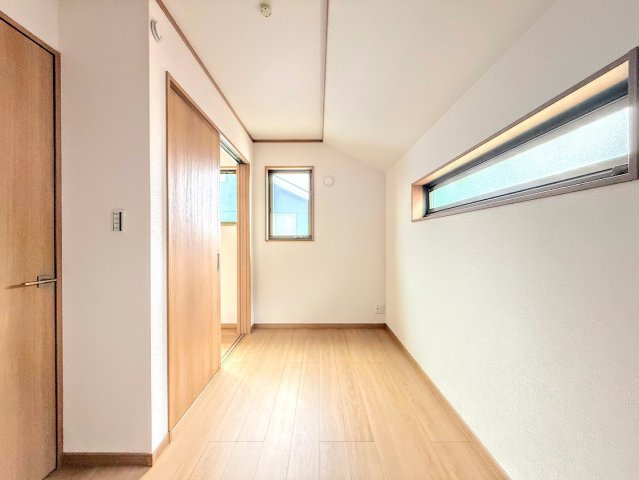 港南区芹が谷５丁目　新築戸建ての洋室|◆子どものスタディ空間として、あるいは書斎やホビールームとして生活スタイルに合わせて使えるプライベートルーム。居心地のいい落ち着いたインテリアが似合います。