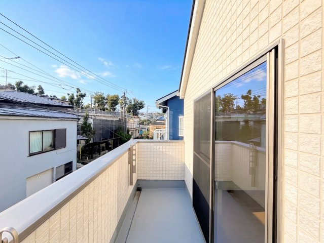 港南区芹が谷５丁目　新築戸建てのバルコニー|◆広いバルコニーは寝室と子供部屋からアクセスできる2WAY動線。お布団も洗濯物もたくさん干せます！！
