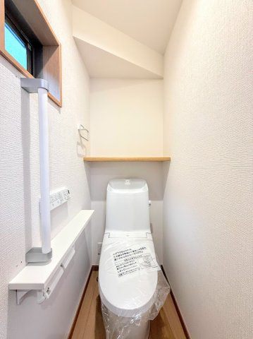 港南区芹が谷５丁目　新築戸建てのトイレ|◆清潔感のある白を基調とした落ち着ける空間。小窓をもうけていますので、こもりやすい空気の入れ替えも簡単に行えますね！