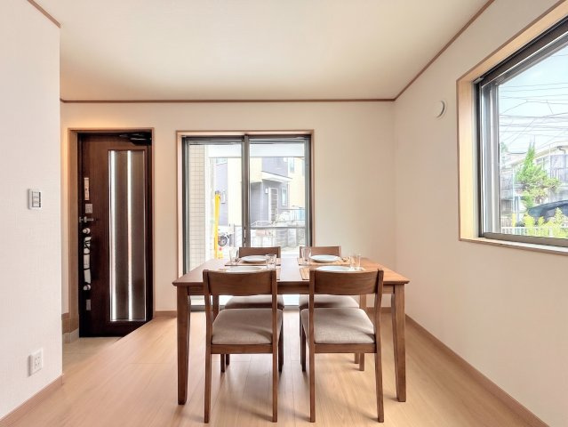 港南区芹が谷５丁目　新築戸建ての居間・リビング|◆一家だんらんのスペースとなるＬＤＫ。窓から明るい光が差し込み、思わず家族の会話も弾む快適な空間。(家具はイメージです)