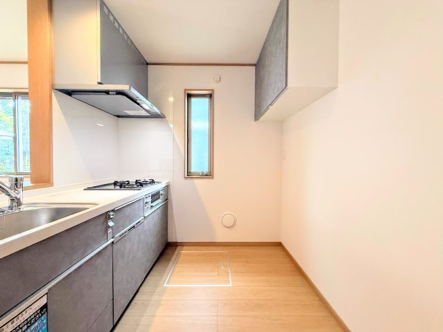 港南区芹が谷５丁目　新築戸建てのキッチン|◆デザイン性と機能性を兼ね備えたキッチンです。リビングスペースとの一体感が生まれ、広々空間を演出してくれます。