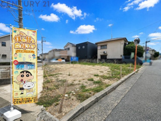 家族がゆったり集まれる17.6帖の広々としたLDKです。衣類や荷物をたっぷり収納できるWICが備わっています。