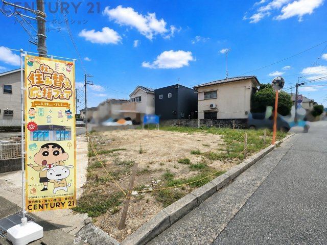 家族がゆったり集まれる17.6帖の広々としたLDKです。衣類や荷物をたっぷり収納できるWICが備わっています。