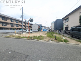 小学校徒歩8分や中学校が徒歩14分にあり、お子様の通学に安心な立地です。車を2台駐車できるスペースが確保されています。
