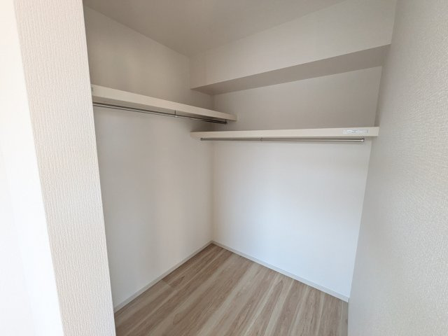 日立市東大沼町12期　新築戸建　1号棟の収納|大容量のウォークインクローゼット。衣類はもちろん、スーツケースや季節の家電もまとめて収納でき、居室空間をすっきりと保ちます。