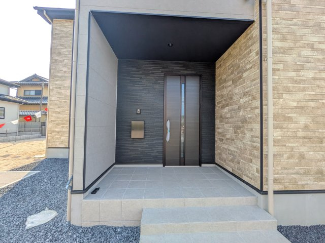 日立市東大沼町12期　新築戸建　1号棟の玄関|お洒落な玄関ドアと洗練された外壁デザイン。家の顔にふさわしい上質な佇まいで、ご家族やお客様を迎えます。