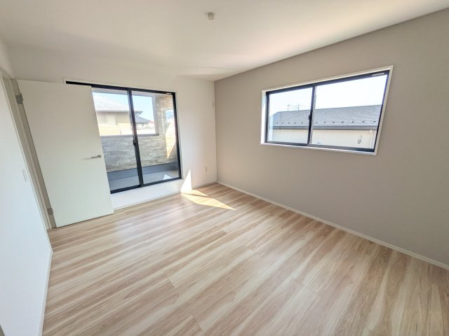 日立市東大沼町12期　新築戸建　1号棟の洋室|バルコニーに面した２面採光で明るく開放的な洋室です。
デザイン性の高いアクセントクロスで、落ち着いた雰囲気を演出。収納力たっぷりのWIC完備で、室内をすっきりと保てます♪