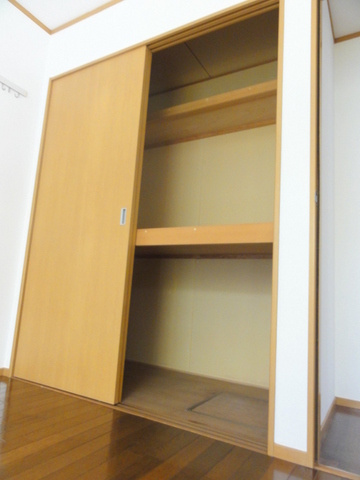 クレール大沢の収納|6帖洋室の収納
