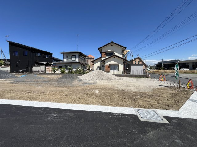 【前面道路含む現地写真】 | 【栃木市大宮町第１期　現地外観】
※令和８年5月時点