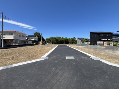 【前面道路含む現地写真】 | 【栃木市大宮町第１期　現地外観】
※令和８年5月時点