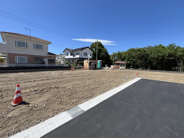 【前面道路含む現地写真】 | 【栃木市大宮町第１期　現地外観】
※令和８年5月時点