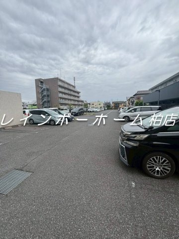特典：仲介手数料が半額です!!の駐車場|カースペースがあります