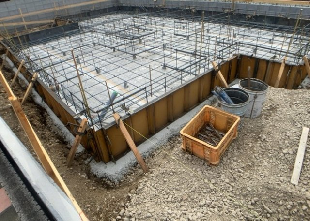 【構造・工法・仕様】 | 木造住宅とは土台、壁、柱など建築物の強度を支える構造体の材に木が使用されている構造を指します。構造体は建物の自重を支えるだけではなく風圧や水圧、積裁荷重などあらゆる衝撃に耐えるための基礎です。
