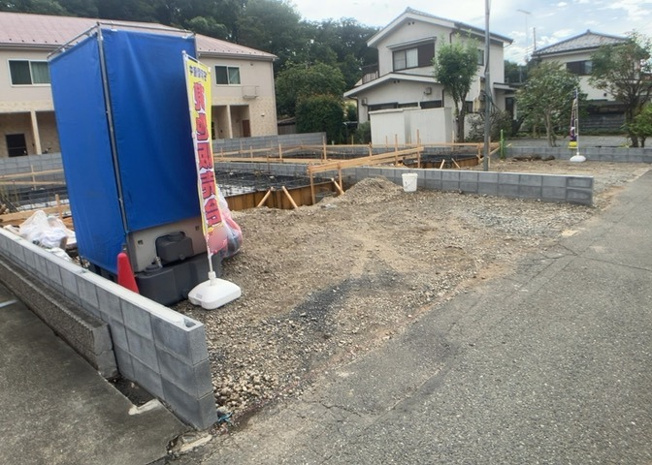 【前面道路含む現地写真】 | 道幅が狭い場所は比較的土地の値段が低いことが多く、また交通量が少ないため騒音が少なく静かな環境で過ごせます。また、小さいお子様がいるご家庭も安心です。一方で車の駐車が難しいというデメリットもあります。