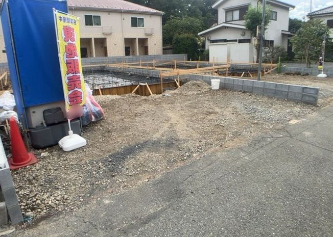 【前面道路含む現地写真】 | 道幅が広い場所は日当たりや風通が良好です。幅が広いのですれ違いも可能ですし大きな車でも駐車可能！一方で、大型車が通ることも多くなるため交通量の増加により騒音に繋がります。また土地の値段が高くなります。
