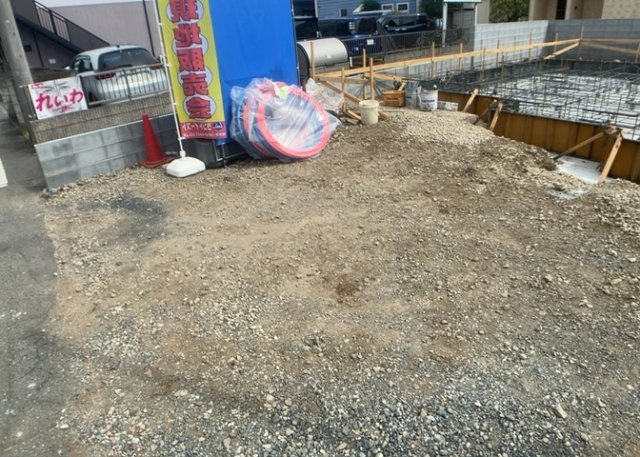 【駐車場】 | 車一台あたりに必要なスペースは、標準サイズの普通自動車で横幅2m50cm、長さ5mは必要になります。ただし、乗降のことも考慮して横幅3m30cm、長さ5m50cmほどは確保できるところを選びましょう。