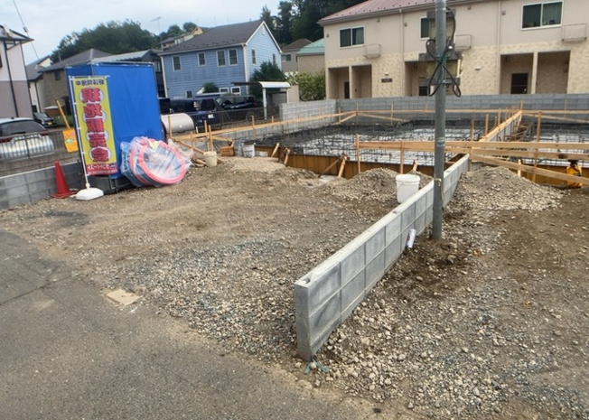 【前面道路含む現地写真】 | 住宅用の土地では前面道路に2m以上接していなければならないと法律で定められています。しかし、お持ちの車のサイズやライフスタイルなどにより、2mでは利便が悪い場合もございますので、事前に確認しましょう。