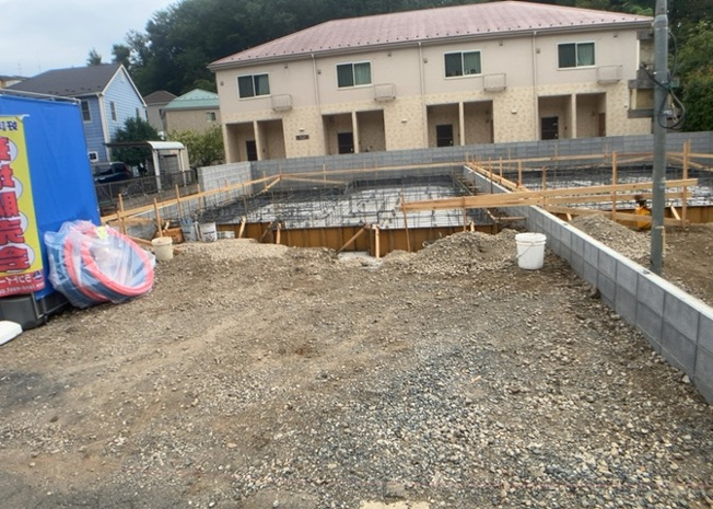 【前面道路含む現地写真】 | お持ちの車種によっては前面道路が広い方が便利でしょう。しかし、前面道路が広ければその分交通量が多くなるため、騒音などが気になる場合があります。実際に現地を見学し、周辺交通量や騒音などを確認しましょう！