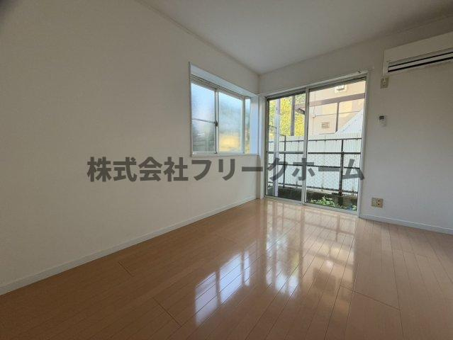 武蔵野市御殿山２丁目のアパートの居間・リビング