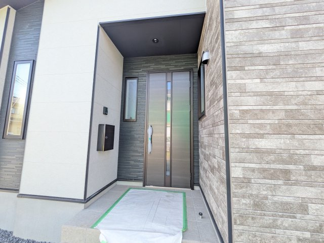 日立市東大沼町12期　新築戸建　2号棟の玄関|お洒落な玄関ドアと洗練された外壁デザイン。家の顔にふさわしい上質な佇まいで、ご家族やお客様を迎えます。