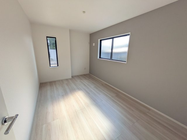 日立市東大沼町12期　新築戸建　2号棟の洋室|デザイン性の高いアクセントクロスで、落ち着いた雰囲気を演出。収納力たっぷりのWIC完備で、室内をすっきりと保てます♪
