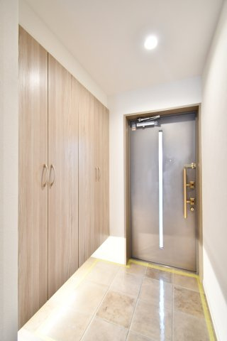 ヒューマンスクエア東浦和アトレシア壱番館のキッチン|対面式キッチン、会話しながら料理できる空間。食器洗乾燥機付きで片付けを時短、リフォーム済(2026年8月)で初期負担を抑えやすい。内覧で収納・採光・動線を確認ください。