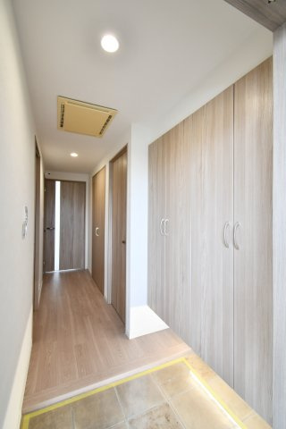 ヒューマンスクエア東浦和アトレシア壱番館の玄関|第一印象を決める玄関、出入りしやすい入口。メゾネットで生活空間を上下に分けやすく、来客動線と家族動線を整えやすい設計です。内覧で収納・採光・動線・質感を確認ください。