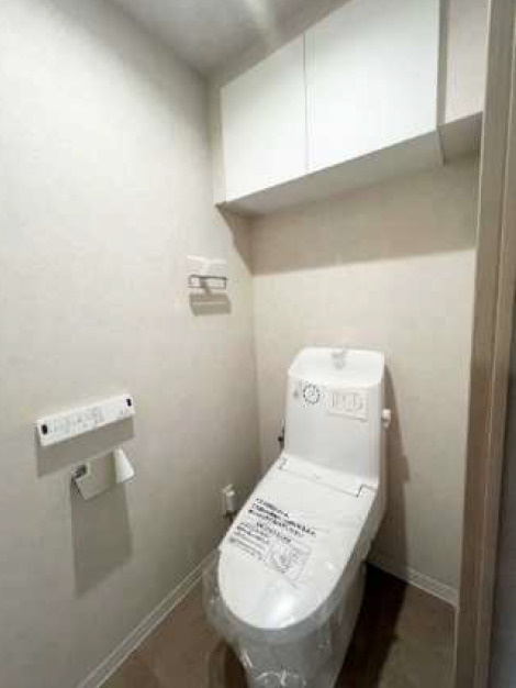 ヒューマンスクエア東浦和アトレシア壱番館のトイレ|水回り交換済、清潔感を保ちやすいトイレ空間。温水洗浄便座付き、毎日使う場所だからこそ快適性をしっかり確保。写真で暮らしを想像し、ご家族で内覧し収納・採光・動線・設備の使い勝手を確認ください。