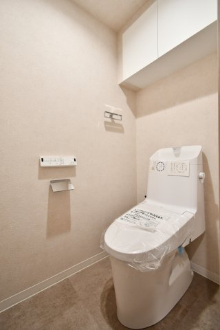 ヒューマンスクエア東浦和アトレシア壱番館のトイレ|水回り交換済、清潔感を保ちやすいトイレ空間。温水洗浄便座付き、毎日使う場所だからこそ快適性をしっかり確保。写真で暮らしを想像し、ご家族で内覧し収納・採光・動線・設備の使い勝手を確認ください。