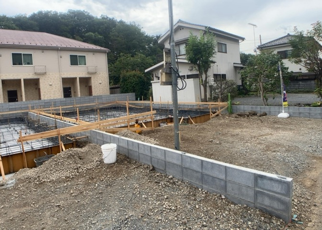 【外観】 | 現地に行くなら、物件の周囲の地形がどうなっているかを見ることも大切です。周辺より低くなっている土地では、大雨などで水が集まりやすいため、地盤が弱くなっているということも考えられるため、注意が必要です。