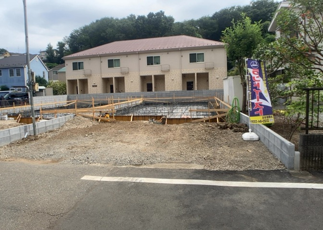 【前面道路含む現地写真】 | 道幅が狭い場所は比較的土地の値段が低いことが多く、また交通量が少ないため騒音が少なく静かな環境で過ごせます。また、小さいお子様がいるご家庭も安心です。一方で車の駐車が難しいというデメリットもあります。