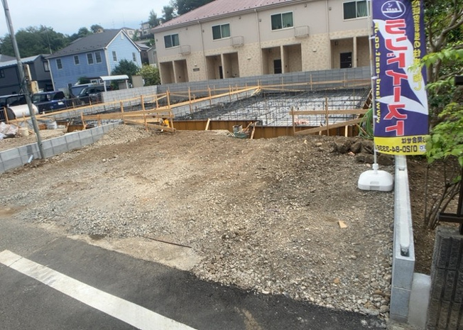 【前面道路含む現地写真】 | 道幅が広い場所は日当たりや風通が良好です。幅が広いのですれ違いも可能ですし大きな車でも駐車可能！一方で、大型車が通ることも多くなるため交通量の増加により騒音に繋がります。また土地の値段が高くなります。