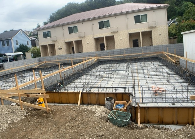 【外観】 | 現在は更地となっています。現地をご見学に行く際は、道路の幅や周辺の交通量、施設などをご確認頂くことをおすすめします！ある程度イメージをつけたいという場合は、同売主の施工事例や完成パースもお見せします。