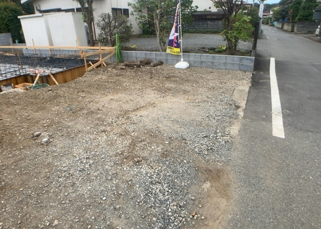 【駐車場】 | 車一台あたりに必要なスペースは、標準サイズの普通自動車で横幅2m50cm、長さ5mは必要になります。ただし、乗降のことも考慮して横幅3m30cm、長さ5m50cmほどは確保できるところを選びましょう。