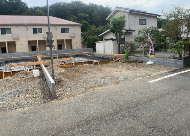 【前面道路含む現地写真】 | 住宅用の土地では前面道路に2m以上接していなければならないと法律で定められています。しかし、お持ちの車のサイズやライフスタイルなどにより、2mでは利便が悪い場合もございますので、事前に確認しましょう。