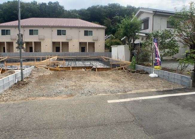 【前面道路含む現地写真】 | お持ちの車種によっては前面道路が広い方が便利でしょう。しかし、前面道路が広ければその分交通量が多くなるため、騒音などが気になる場合があります。実際に現地を見学し、周辺交通量や騒音などを確認しましょう！