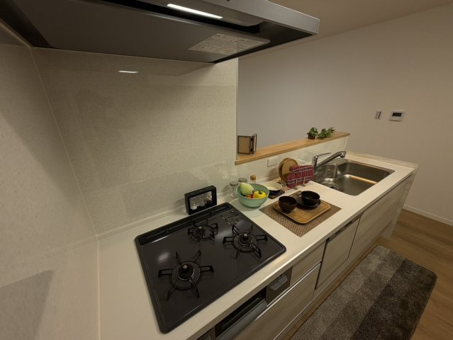 上野通３丁目新築戸建のキッチン|対面式キッチンのため家族の様子を眺めながら家事をすることができます♪