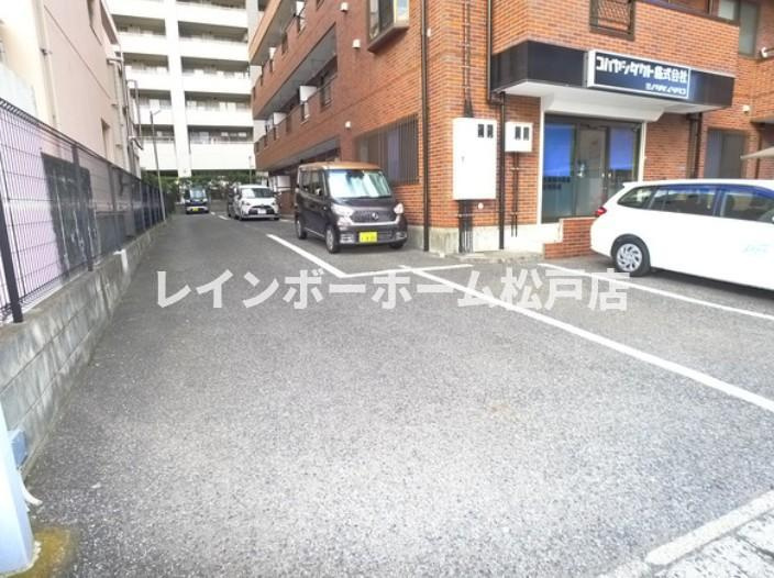 仲介手数料（賃料の1.10ヵ月）の50％OFF対象物件！の駐車場|駐車場完備です