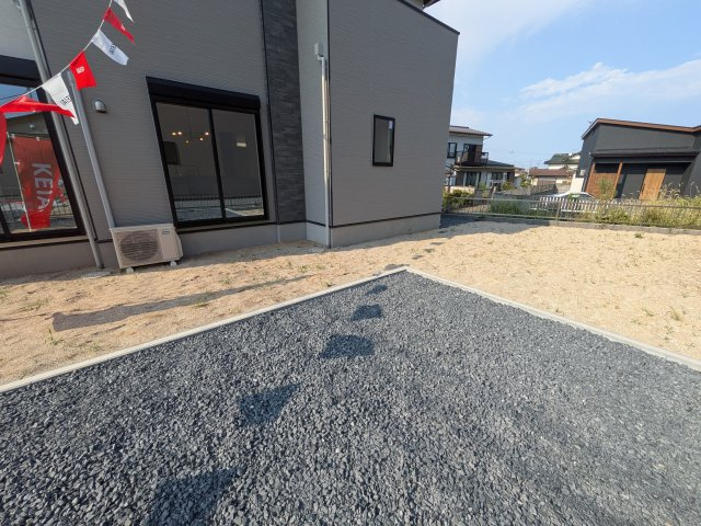 日立市東大沼町　11期　新築戸建て　2号棟の庭|リビングに明るい光を届ける広々とした南庭。
お子様の遊び場やペットのスペースとしても最適です。
室内外で心地よい暮らしが叶います。