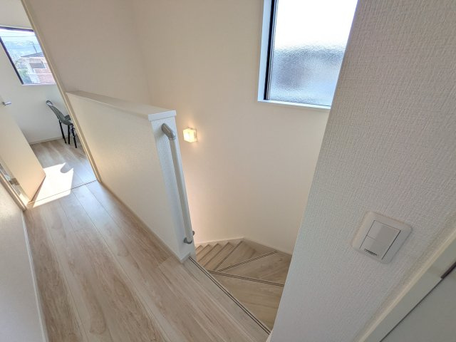 日立市東大沼町　11期　新築戸建て　2号棟の内装|窓付きで明るい階段は、手すり付きでお子様からご年配の方まで安心して上り下りができます♪