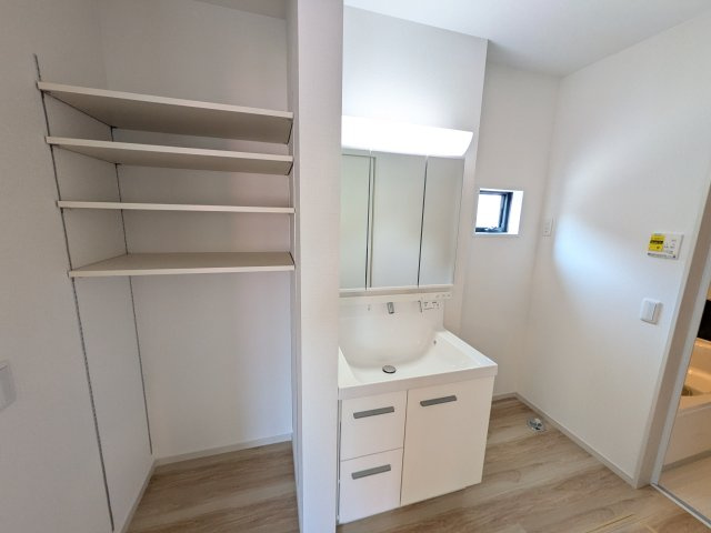 日立市東大沼町　11期　新築戸建て　2号棟の独立洗面台|三面鏡の洗面化粧台はミラー扉の内側がすべて収納スペースになっており、収納力も魅力的です♪
ボックスティッシュも収納可能で、可変トレイは収納物に応じて高さ調整ができます！
取り外して洗えるので清潔です♪