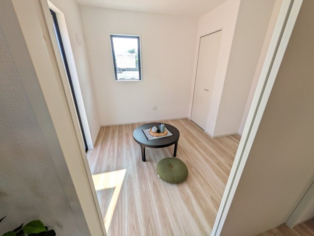 日立市東大沼町　11期　新築戸建て　2号棟の洋室|リビングと繋がる多目的スペース。引き戸を開ければ広々LDK、閉じれば客間や書斎、お子様の遊び場に早変わりします。日当たりも良好です♪