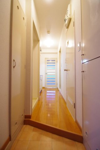 コート新屋敷の玄関