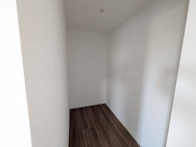 日立市東大沼町　11期　新築戸建て　3号棟の収納|大容量のウォークインクローゼット。衣類はもちろん、スーツケースや季節の家電もまとめて収納でき、居室空間をすっきりと保ちます。